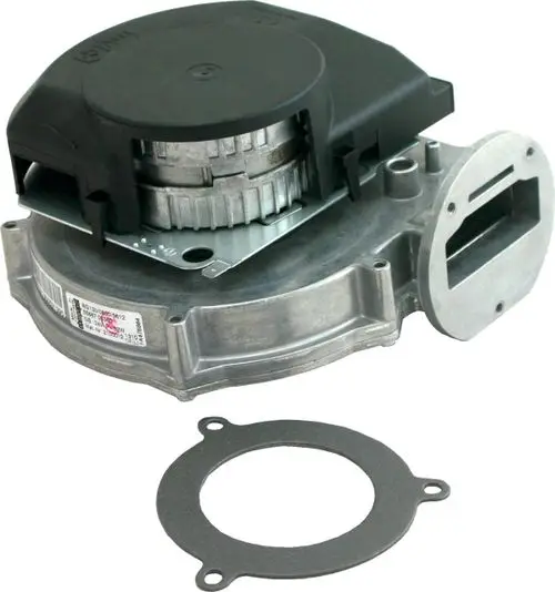 Wolf Ventilator mit einem Drei-Loch-Flansch, metallisch gestaltet, abgetragen auf einem grauen Untergrund, daneben eine Dichtung im ovalen Format.